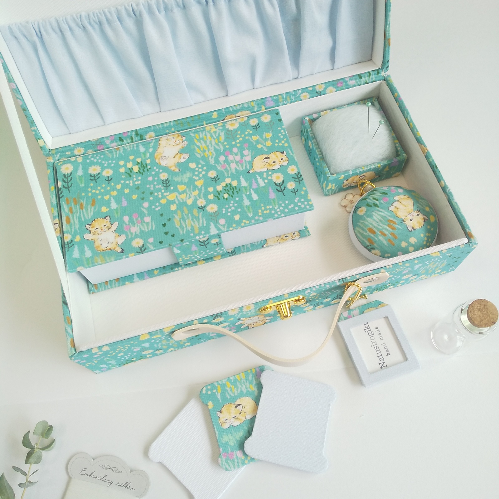 再販トランク型お裁縫箱とカルトナージュのお裁縫道具のセット