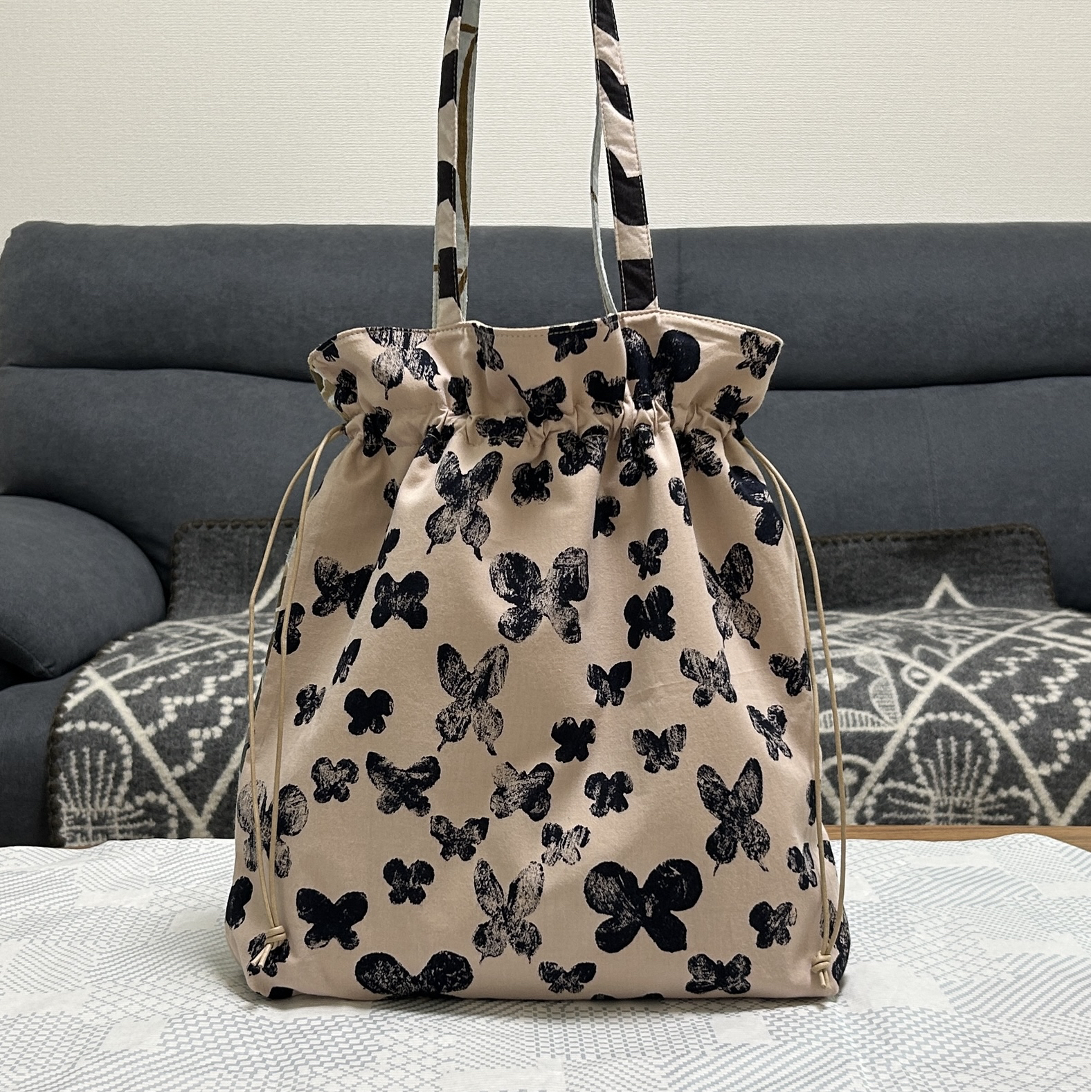 A4がラクラク入るかご編み付き横長トートバッグ ミナペルホネン