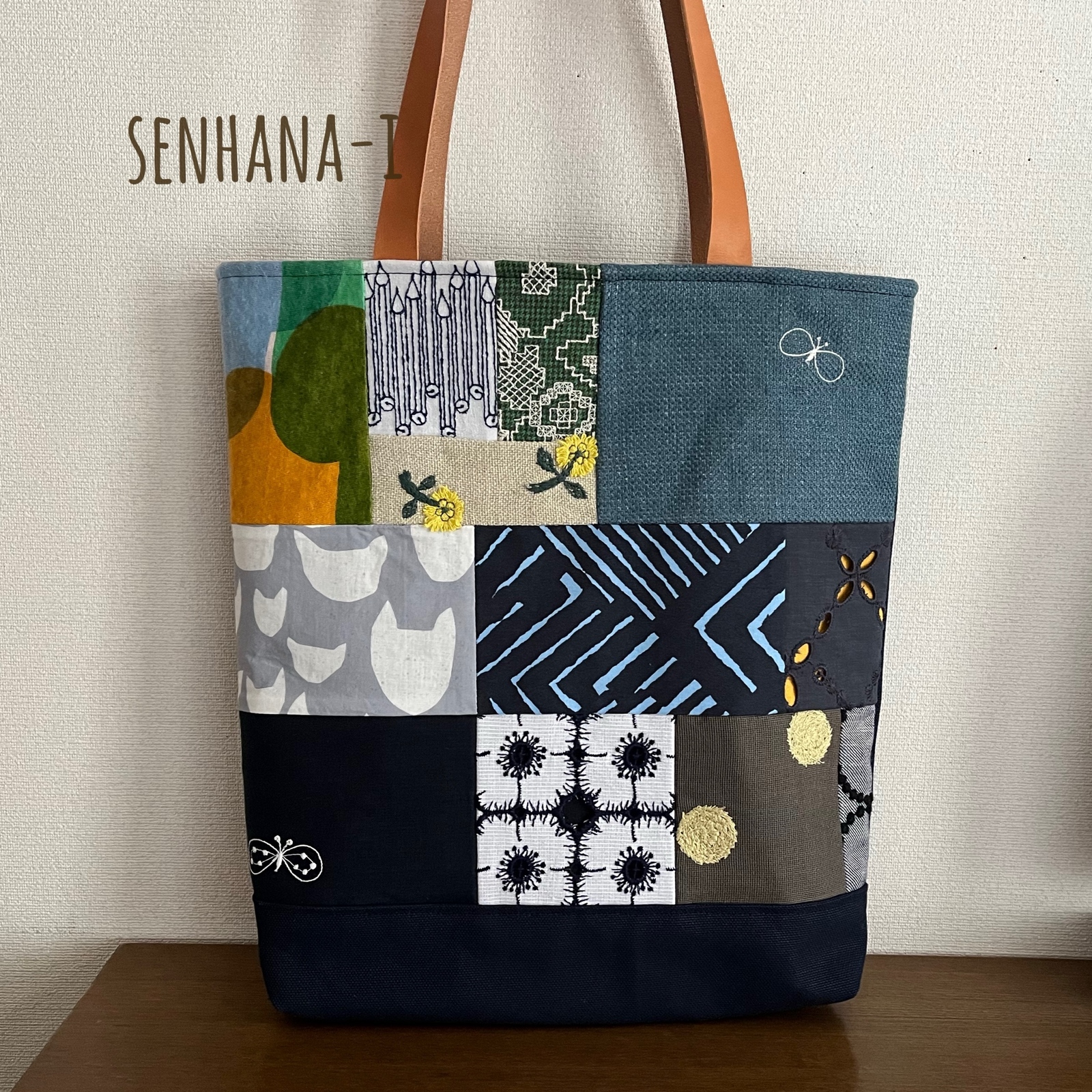 A4がラクラク入るかご編み付き横長トートバッグ ミナペルホネン