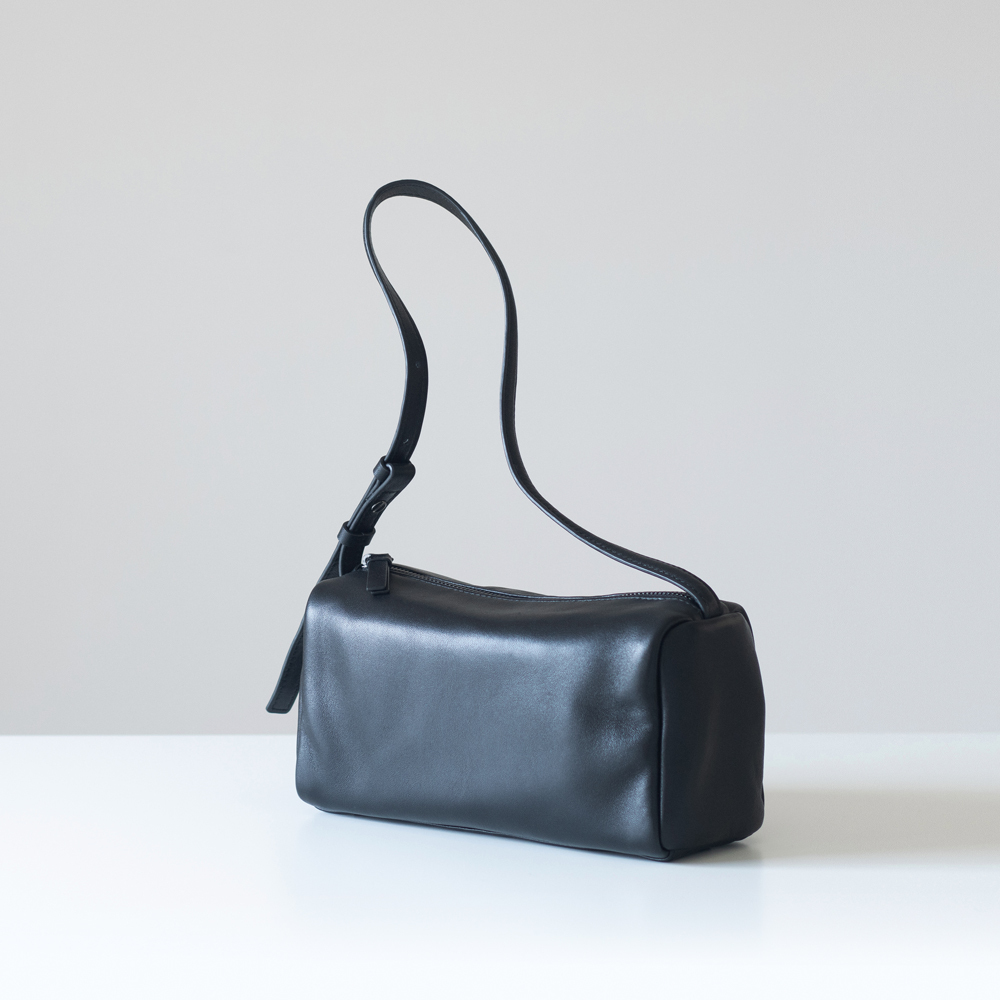 羊革・超軽量200g】コンパクトショルダーバッグ［ブラック］大人上品