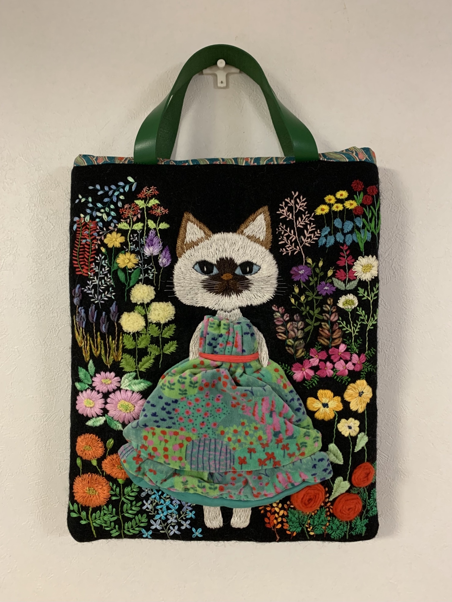 ぷっくりお花のワンピースを着た猫さんとお花畑 羊毛フェルト生地の