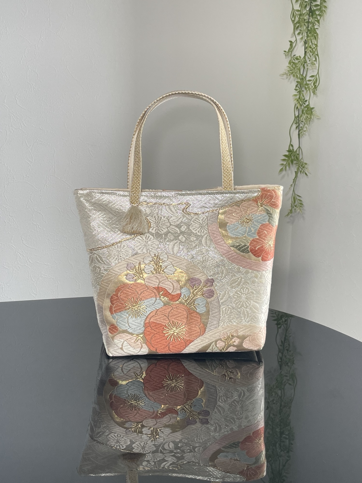 帯リメイクバッグ 雪輪に花々 Mサイズ 和装バッグ 帯バッグ - 帯・着物