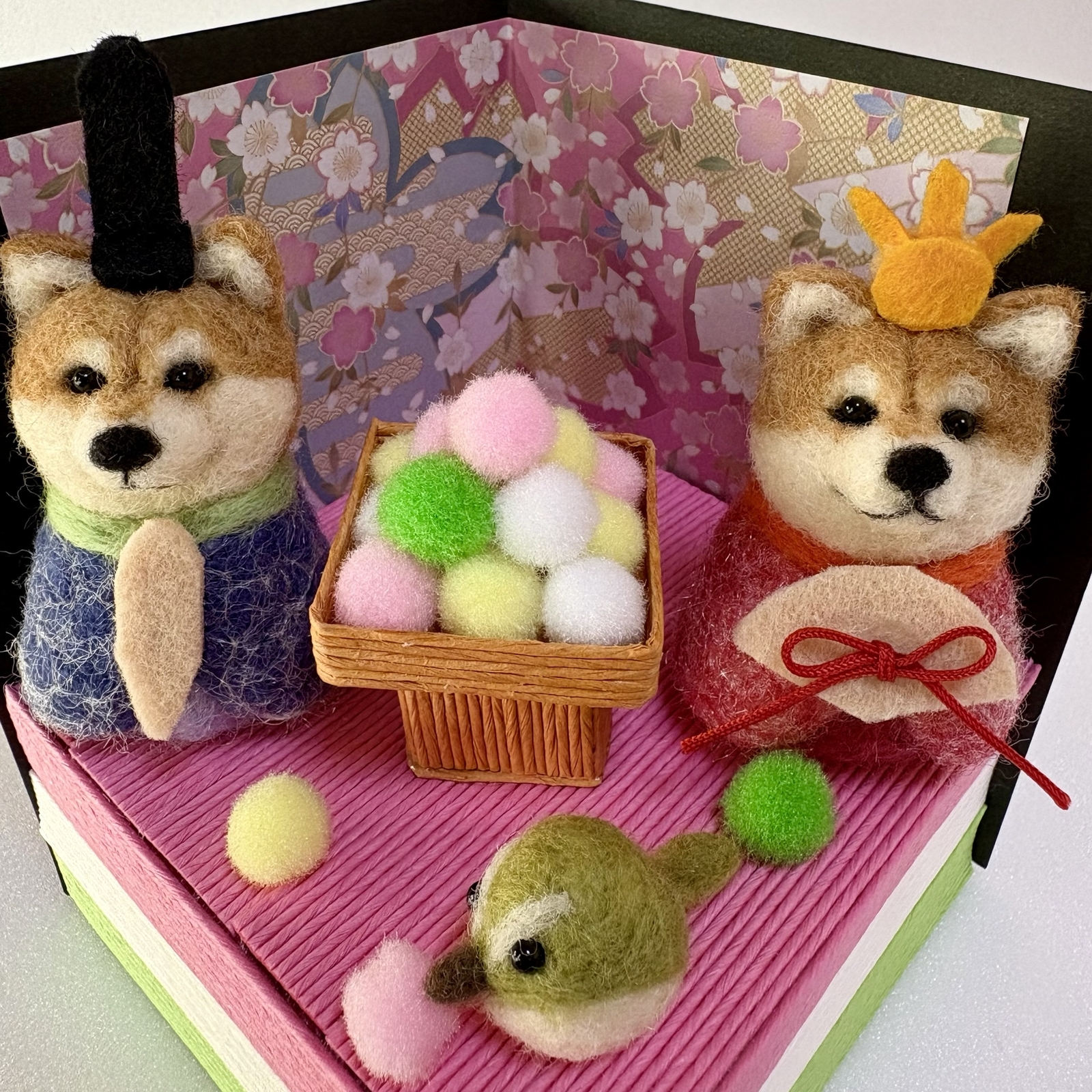 ひな祭り🎎菱餅に乗った柴犬ちゃんのお雛様🍡羊毛フェルト