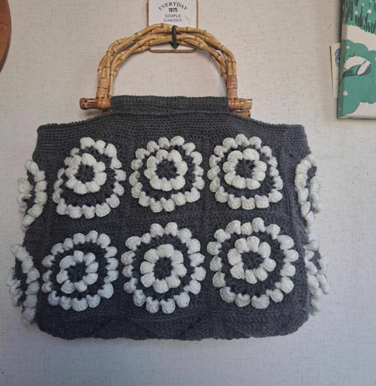 オパール毛糸で編んだグラニースクエアモチーフのブランケット