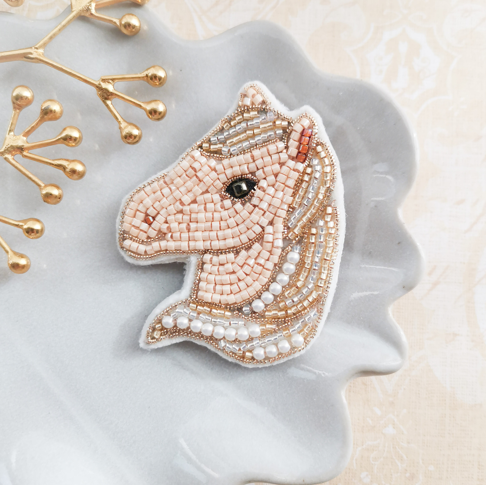 今年の干支】馬のビーズ刺繍ブローチ - Ellie's ギャラリー | minne