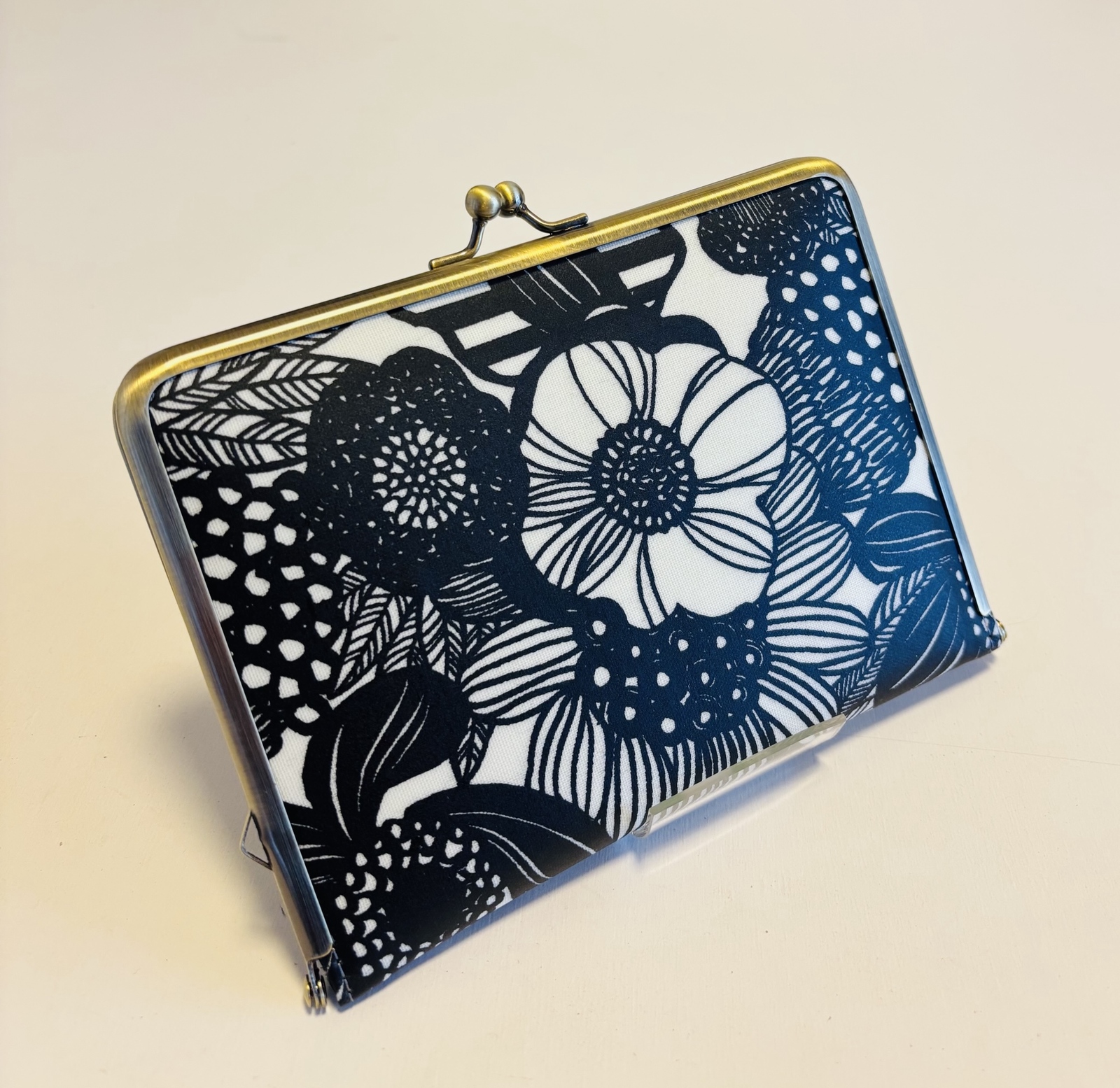 ミナペルホネン（タンバリン ネイビー）ボックス型がま口ポーチ（大