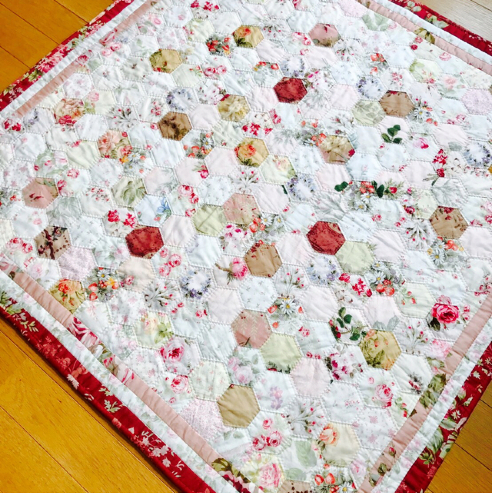 パッチワークキルト ヘキサゴン スクラップキルト タペストリー