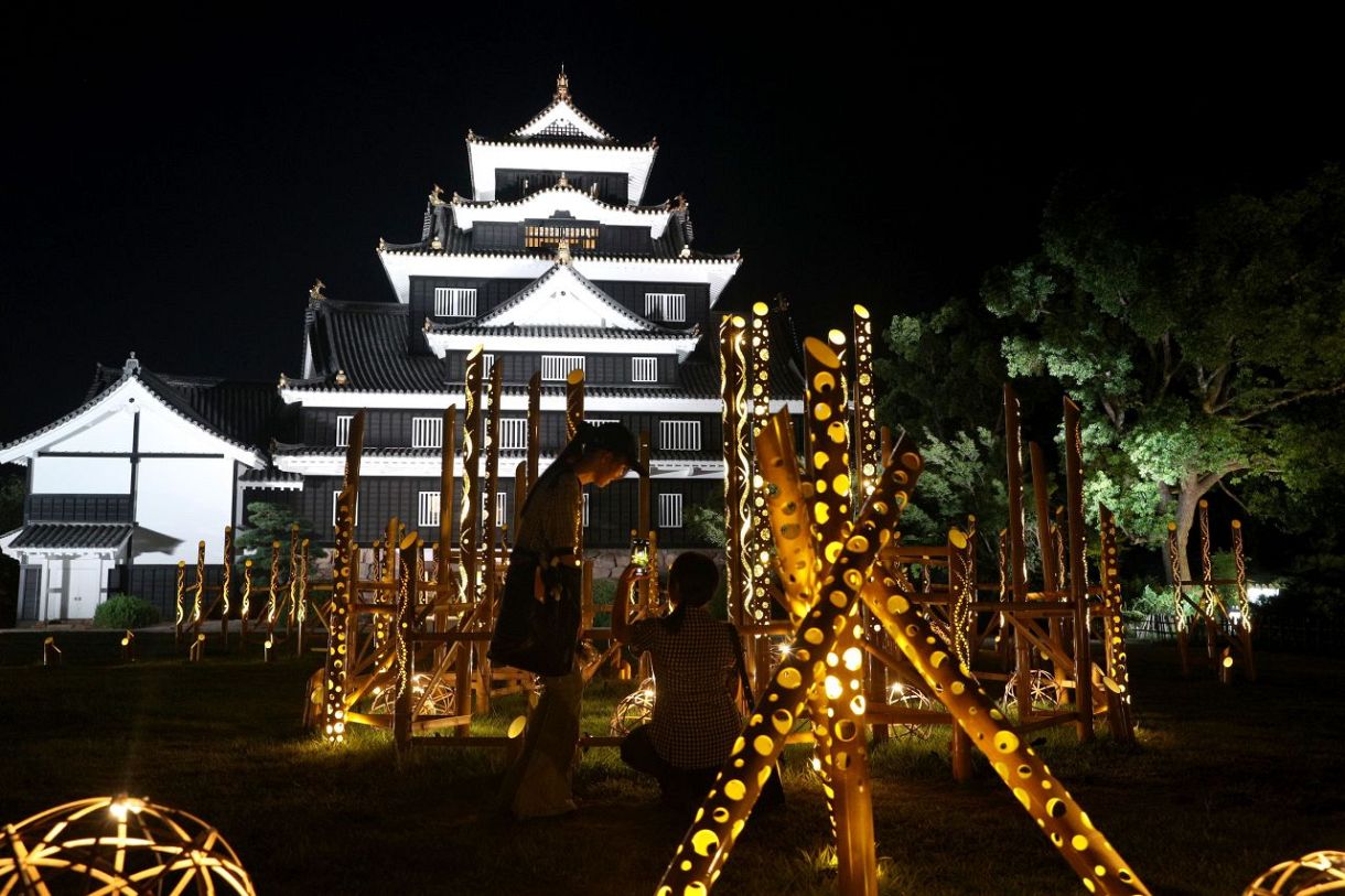 家族連れら 光のショーを堪能 幻想庭園 烏城灯源郷 31日まで：山陽