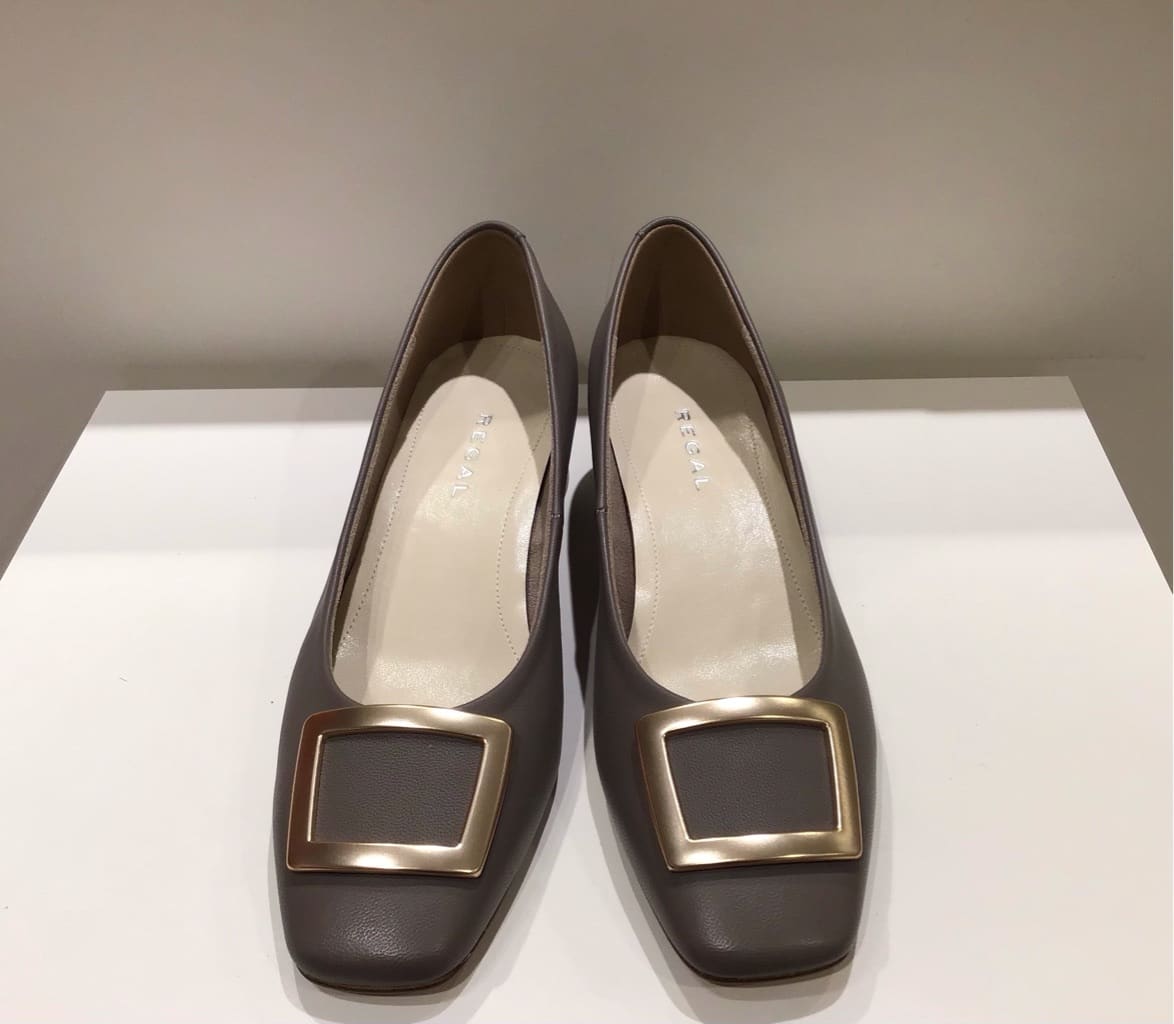 美しく、履きやすい、バックル付きパンプス | 靴のリーガル