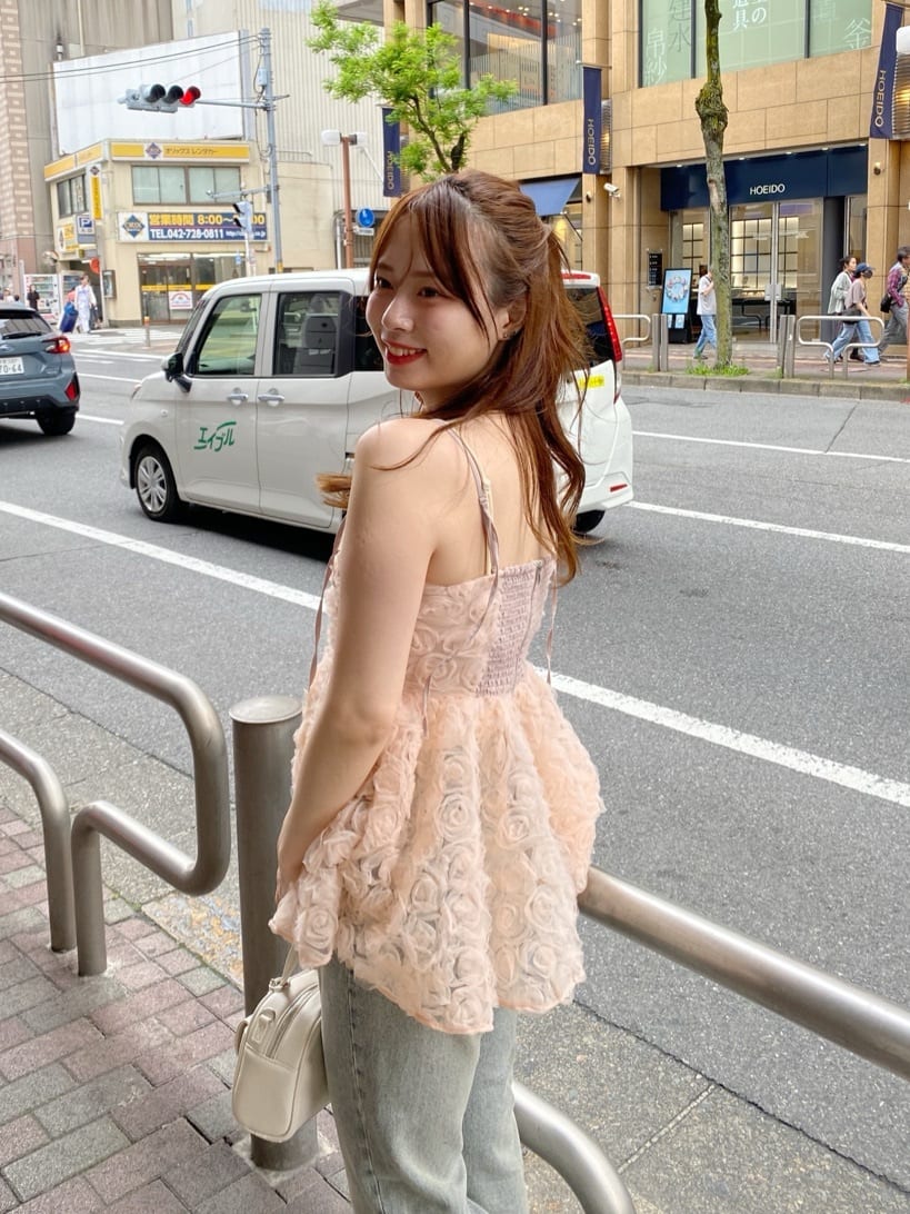 大人気¨ローズチュールペプラムブラウス¨のスタッフリアルコーデを