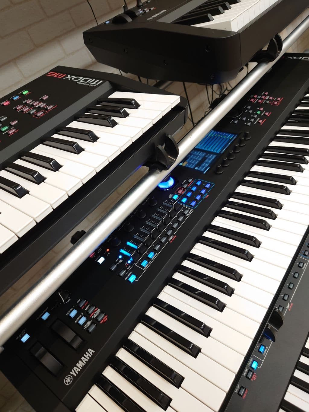 HERCULES KS410B【頑丈なZ型・2段キーボードスタンド】 ｜イケベ楽器店