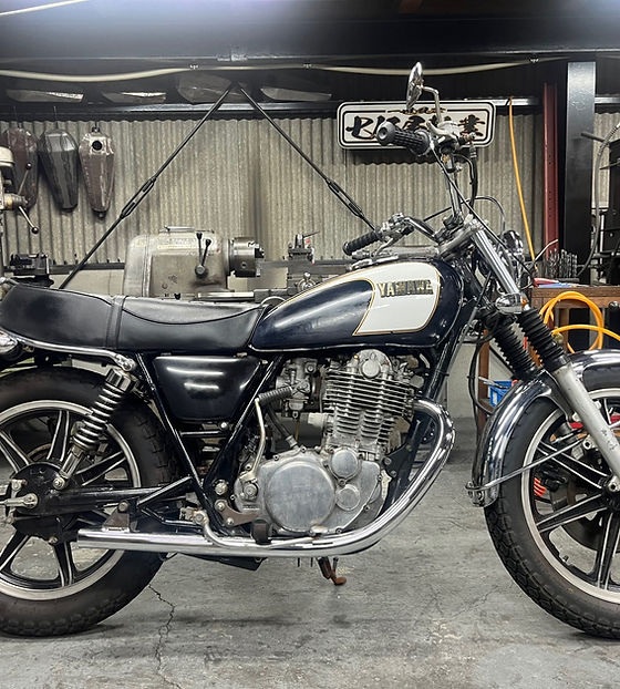 SR400/500 ハンドベンドドラッグマフラー | 七伍屋輪業
