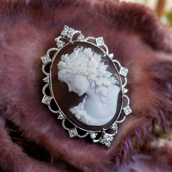 カメオブローチの魅力と現代スタイルへの取り入れ方