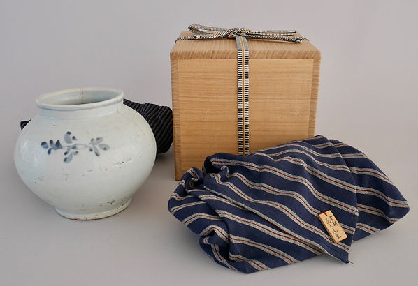 朝鮮美術 陶磁器 | 李朝白磁染付花文丸壺 李朝後期 19世紀 | gallery陽