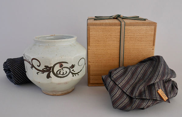 朝鮮美術 陶磁器 | 李朝白磁鉄絵辰砂葡萄文面取壺 | gallery陽々youyou