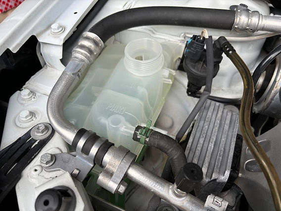 ルノーメガーヌ ラジエターサブタンク交換