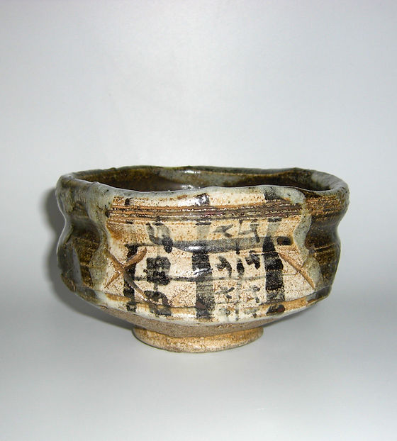 黒織部沓形茶碗 吊柿文様 共箱 黒織部沓形茶碗 吊柿文様