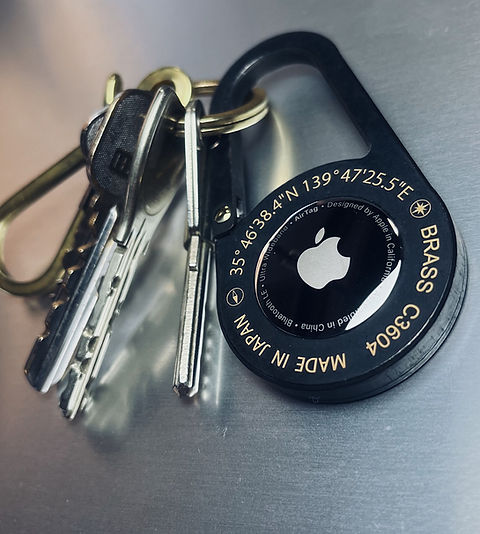 AirTag carabiner Dahl Black® BRASS（真鍮） | Saegusa inc. （株