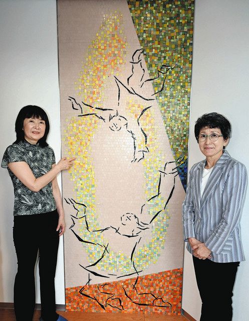 小児科病院にガラスモザイク壁画 三鷹の松井さん 新作3点が完成：東京