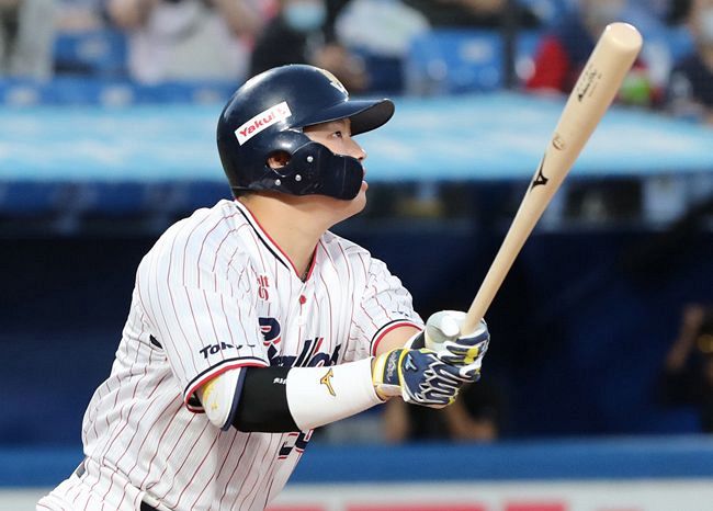 ヤクルトの村上宗隆 史上最年少のプロ通算100本塁打：東京新聞デジタル