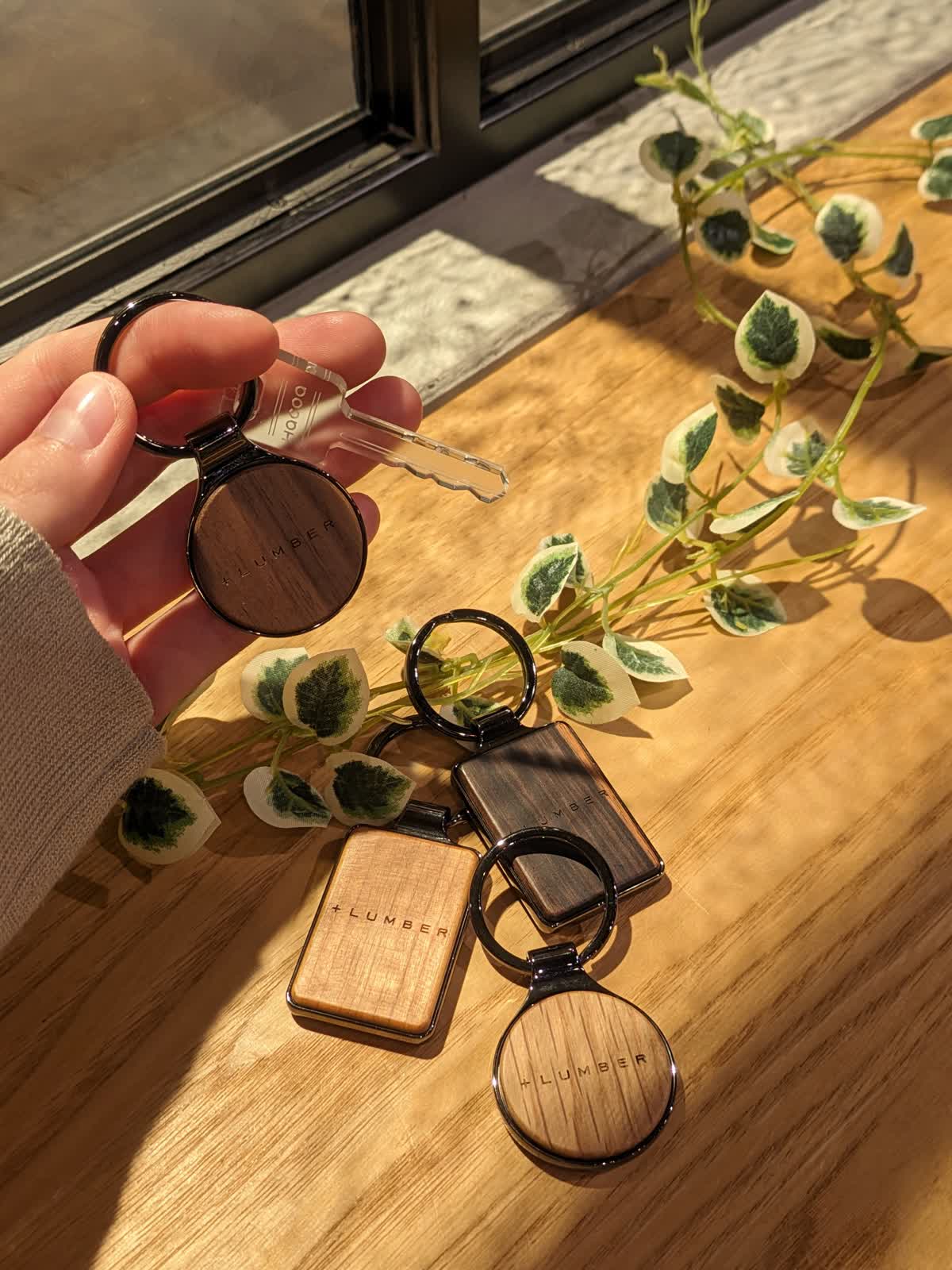 銘木の美しさをプラスした木製キーホルダー「KEYRING 001」 - LUCUA