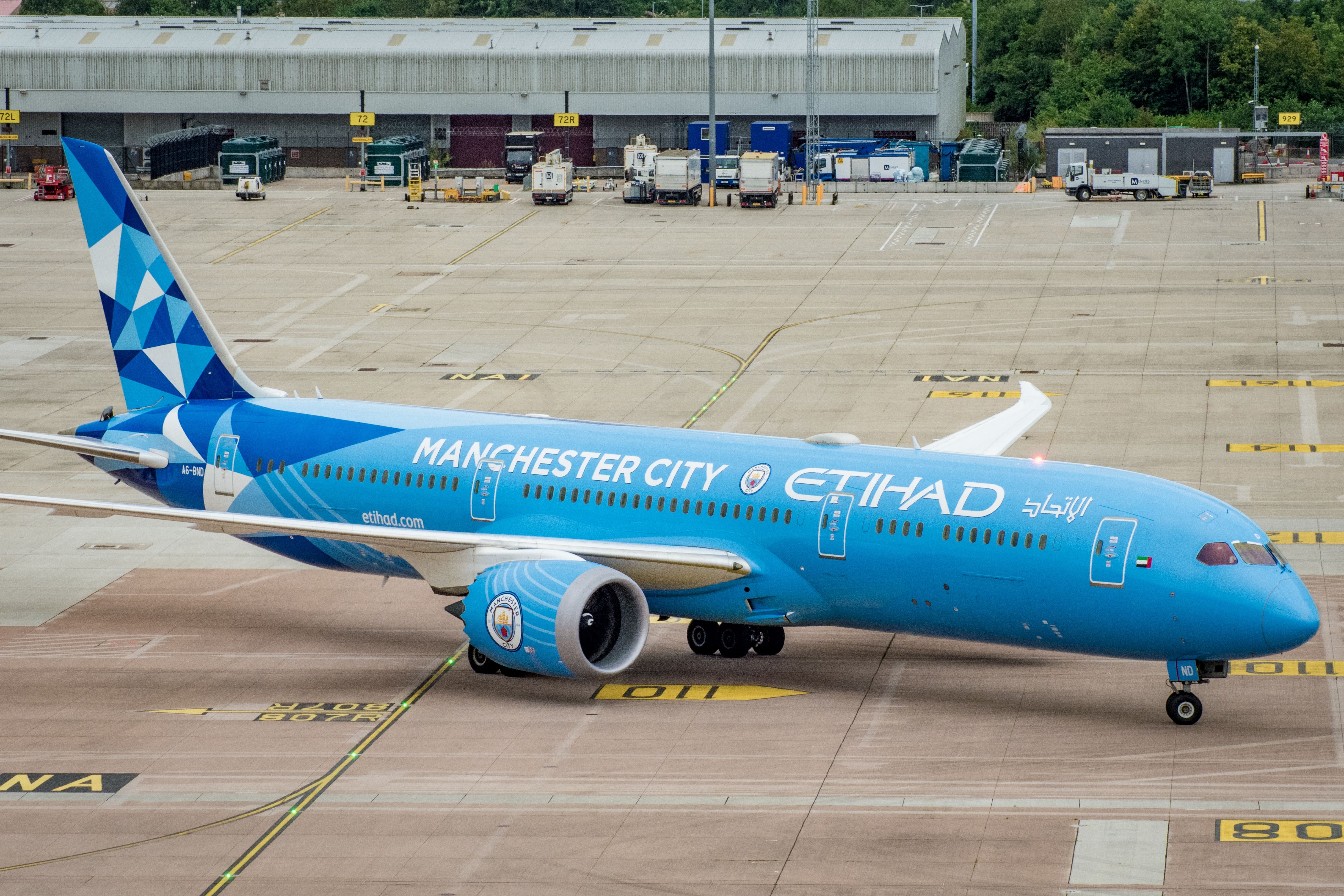 Etihad Boeing 787 With Special Manchester City Livery Takes UCL