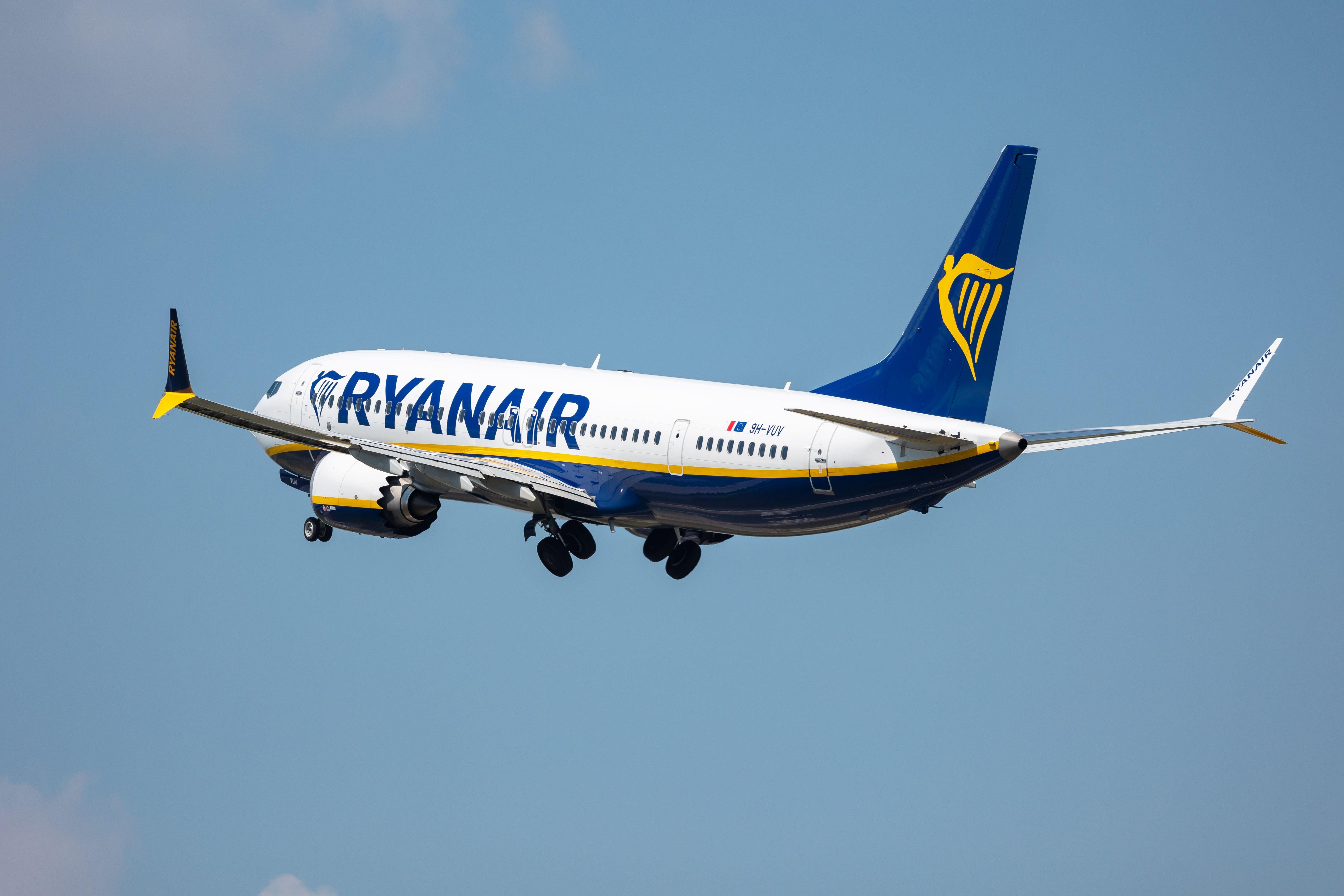 Onboard Experience On Ryanair's Boeing 737-800 & MAX 8-200 Compared