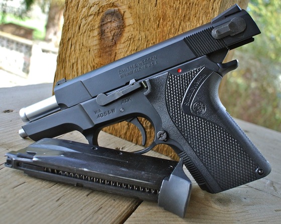 Western Arms Smith & Wesson Shorty 40 GBB Airsoft Pistol Table Top