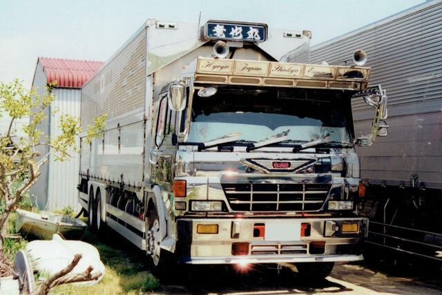 デコトラたるもの「目」で語る！ デコトラ野郎がこだわり続けるヘッド