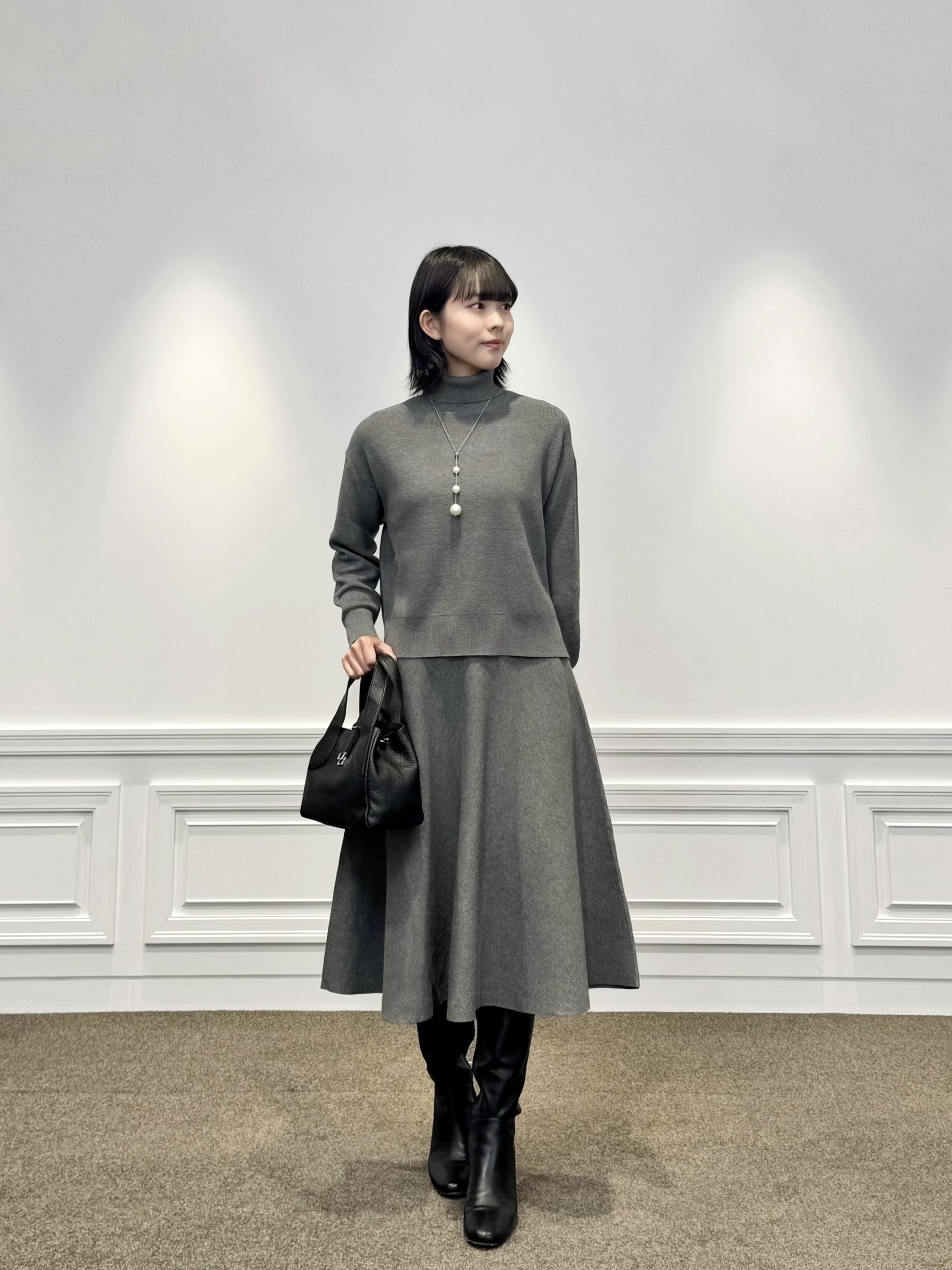 お仕事帰りの予定も安心。グレーの上品セットアップで魅せる冬のきれい