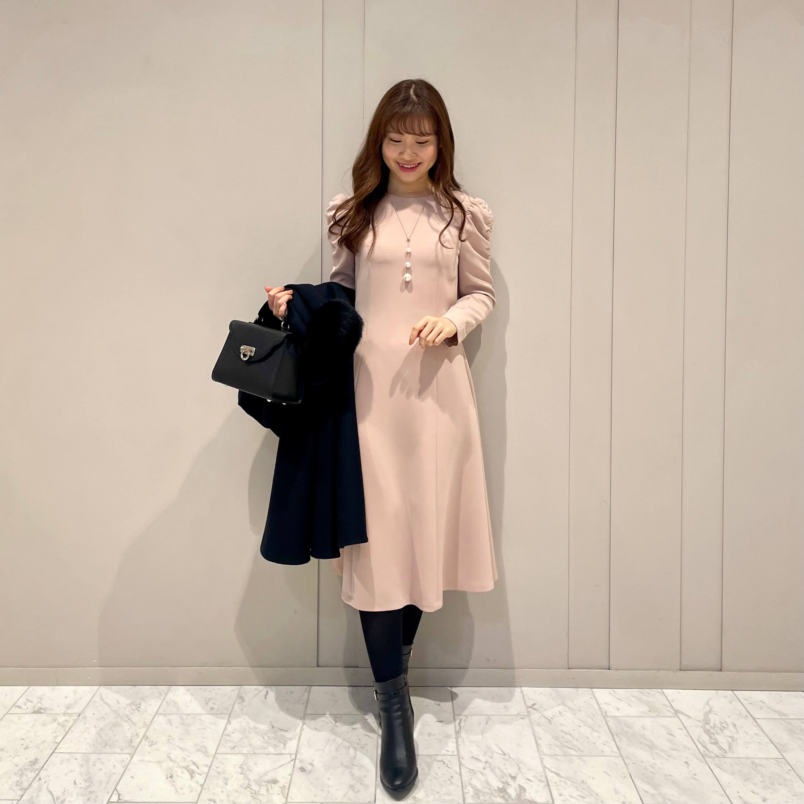 冬映え間違いなし！ピンクベージュワンピースで素敵なクリスマスを