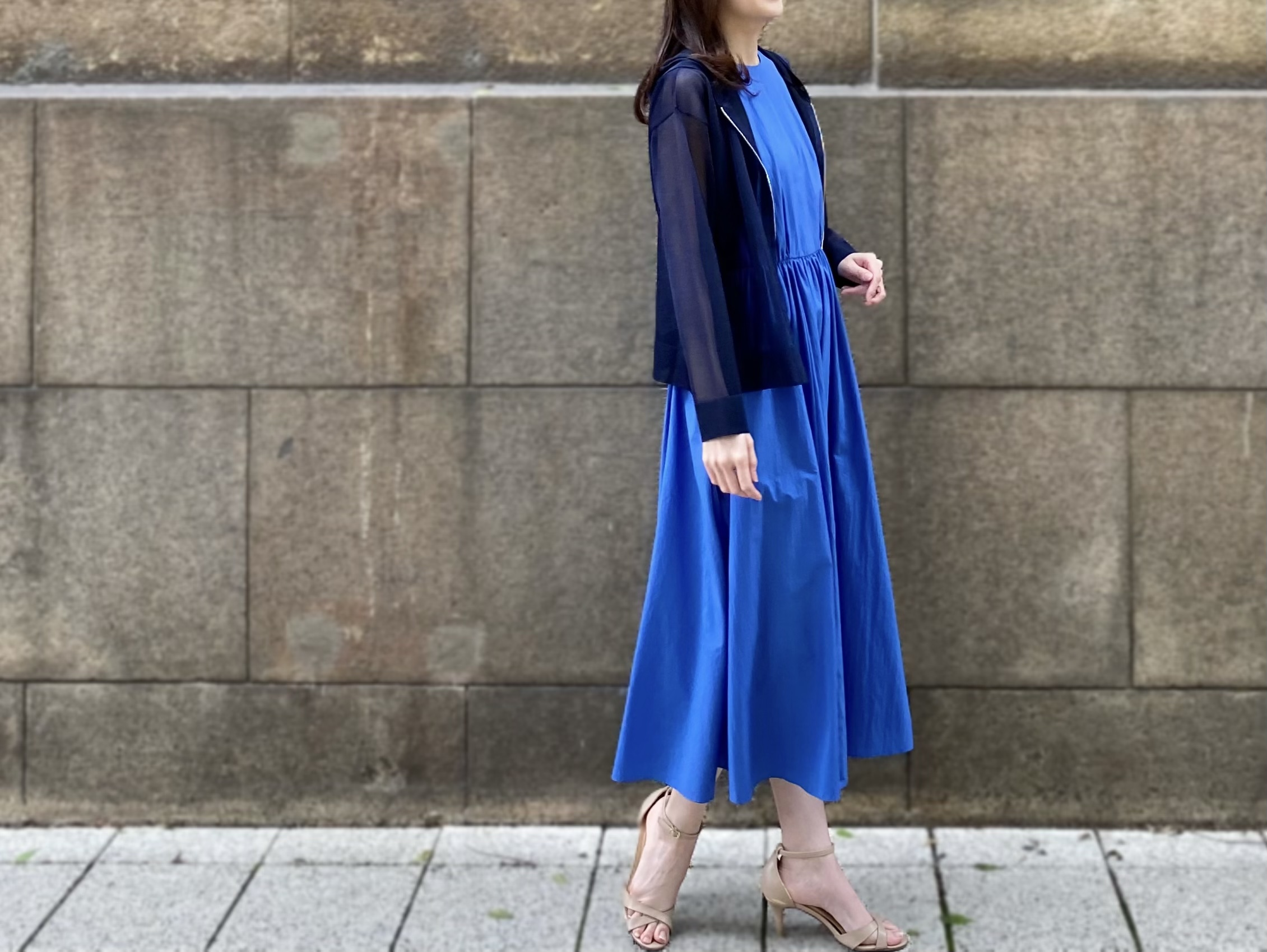 鮮やかなブルーが目を惹く！夏のワンピースコーデ | m-i-d | M-PREMIER