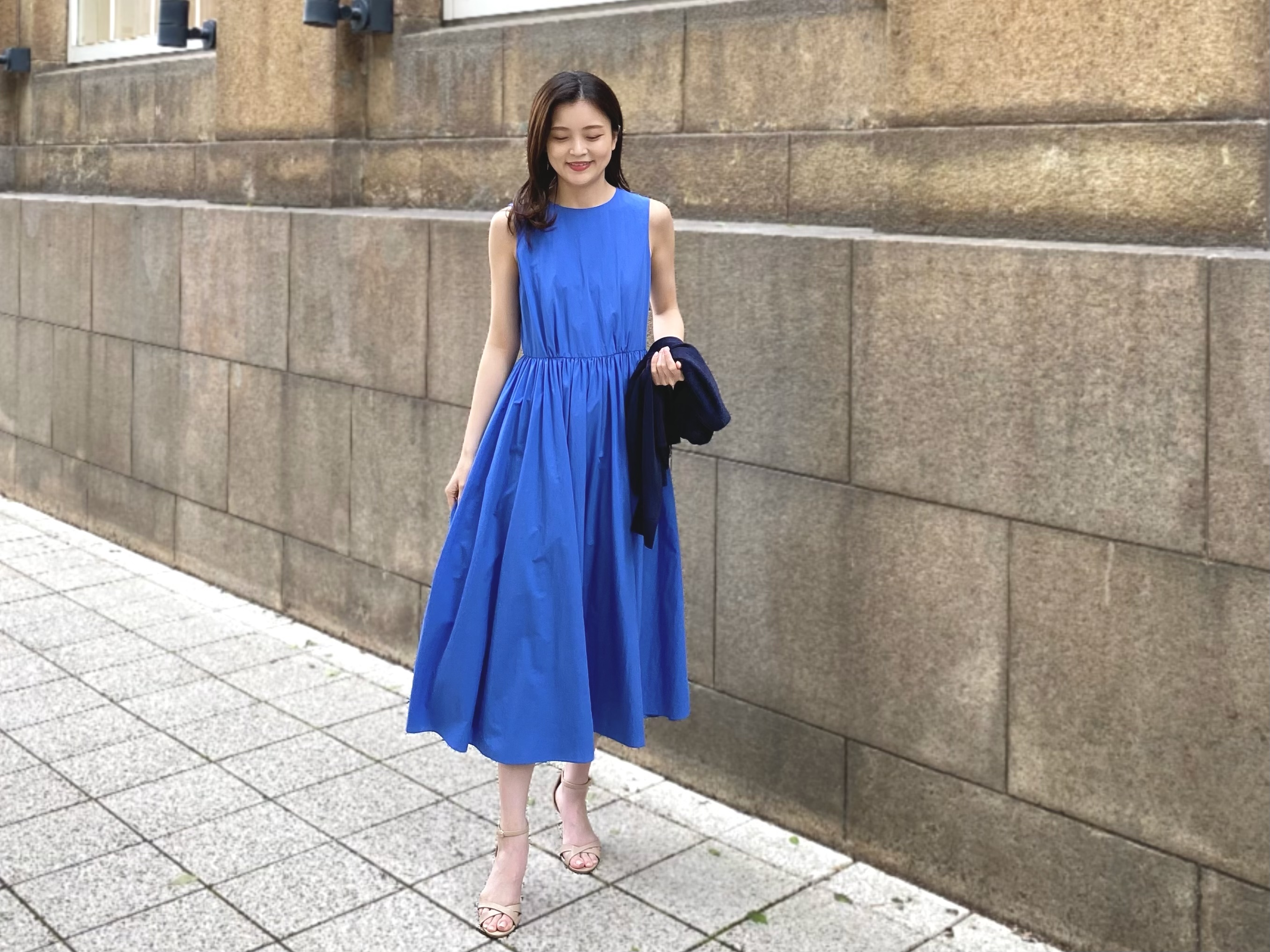 鮮やかなブルーが目を惹く！夏のワンピースコーデ | m-i-d | M-PREMIER