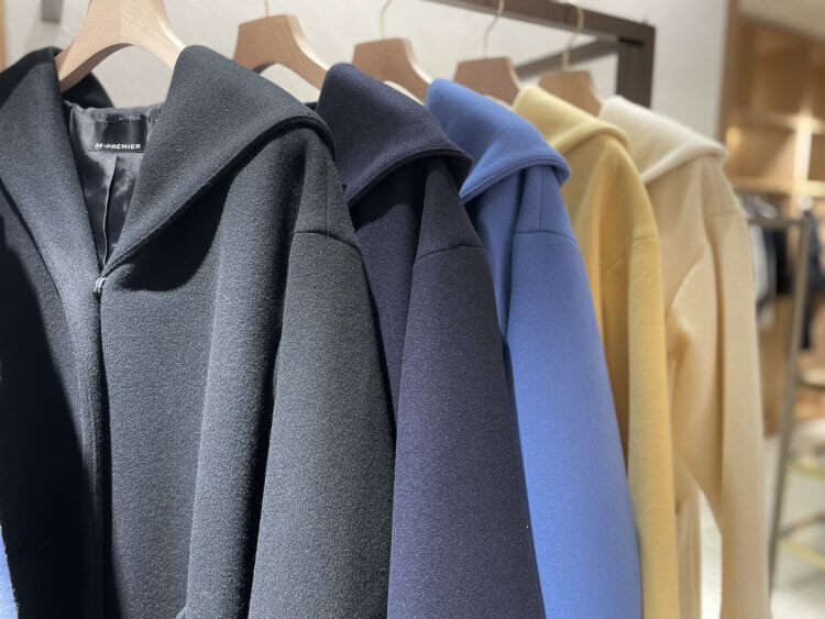 人気のSuper100'sウールフーディコートはスニーカーコーディネートにも