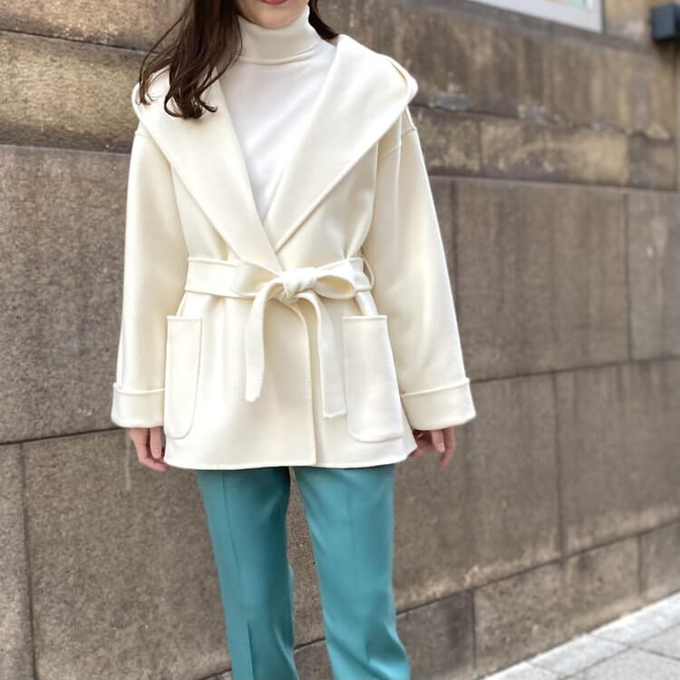 華やかな白コートをエレガントに着こなして | m-i-d | M-PREMIER(エム