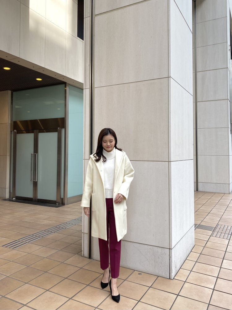 パッと華やかなホワイトコートで作る！大人のカジュアルコーデ | m-i-d