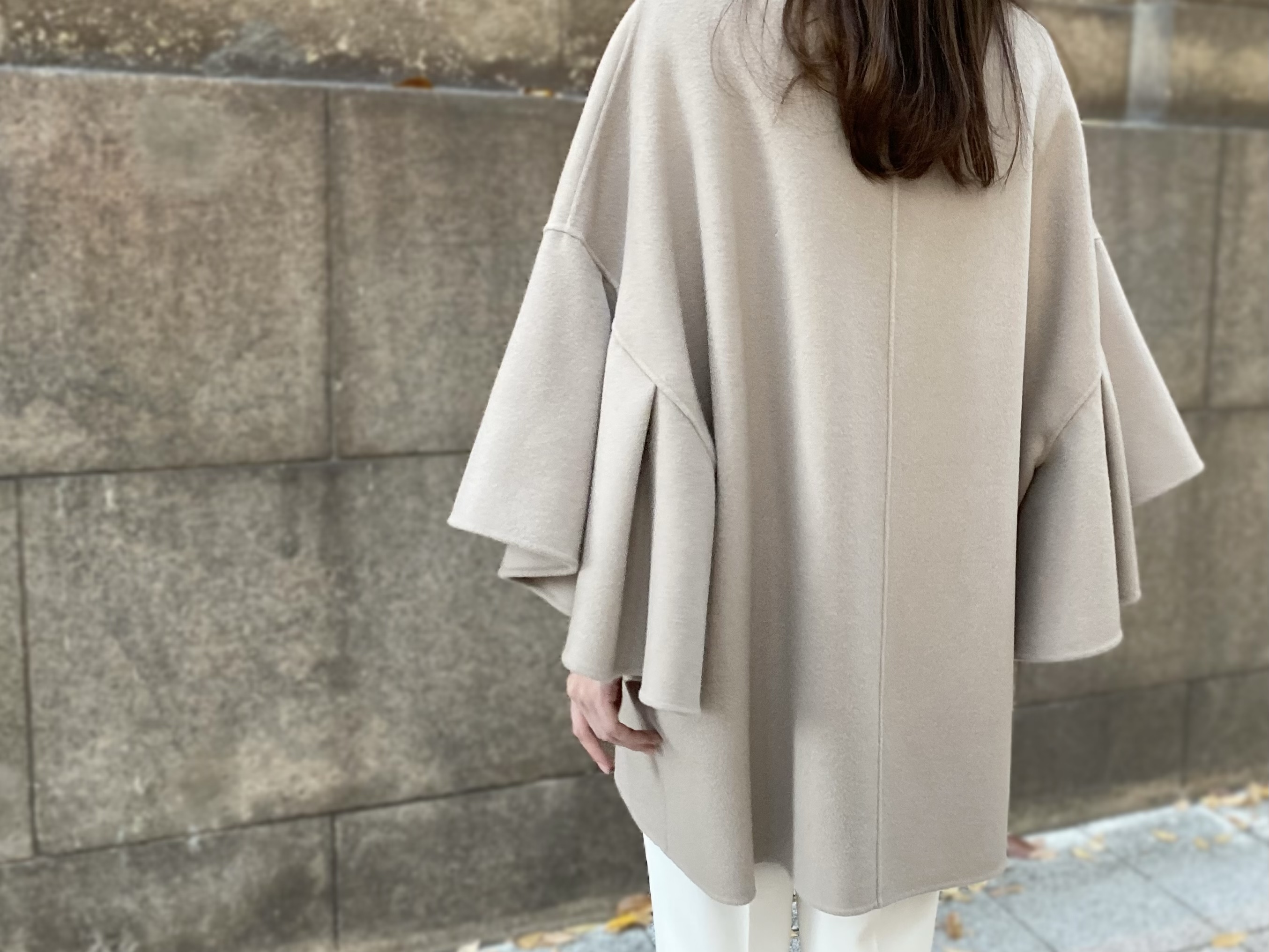 フレアスリーブで華やかに！ベージュ×ホワイト配色で作る上品冬コーデ