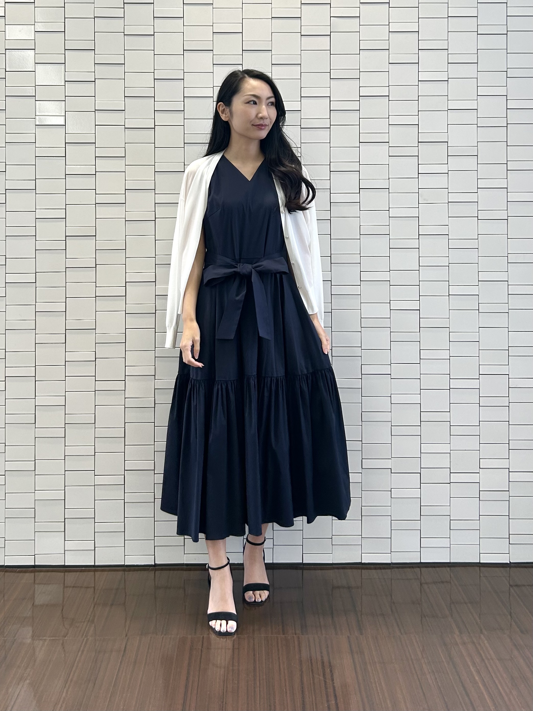 品よく映えるウエストリボンワンピで涼感とエレガントさを兼ね備えて