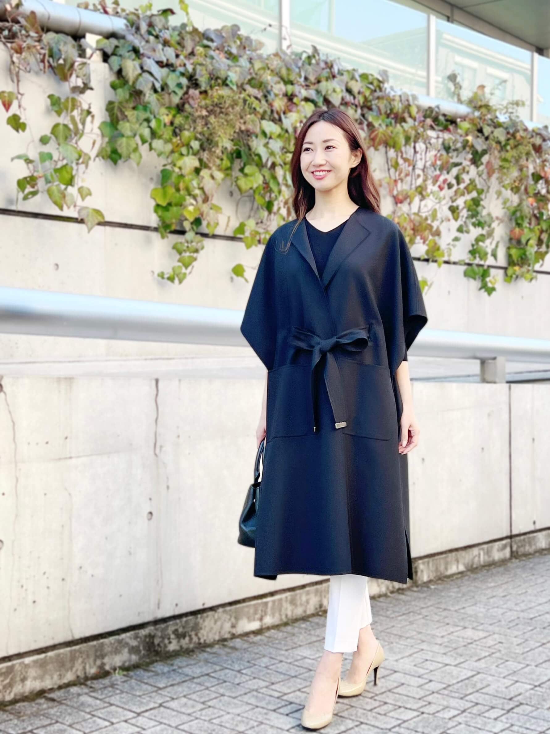 ケープ風コートで叶える華やかでシックな着こなしを叶えるモノトーン