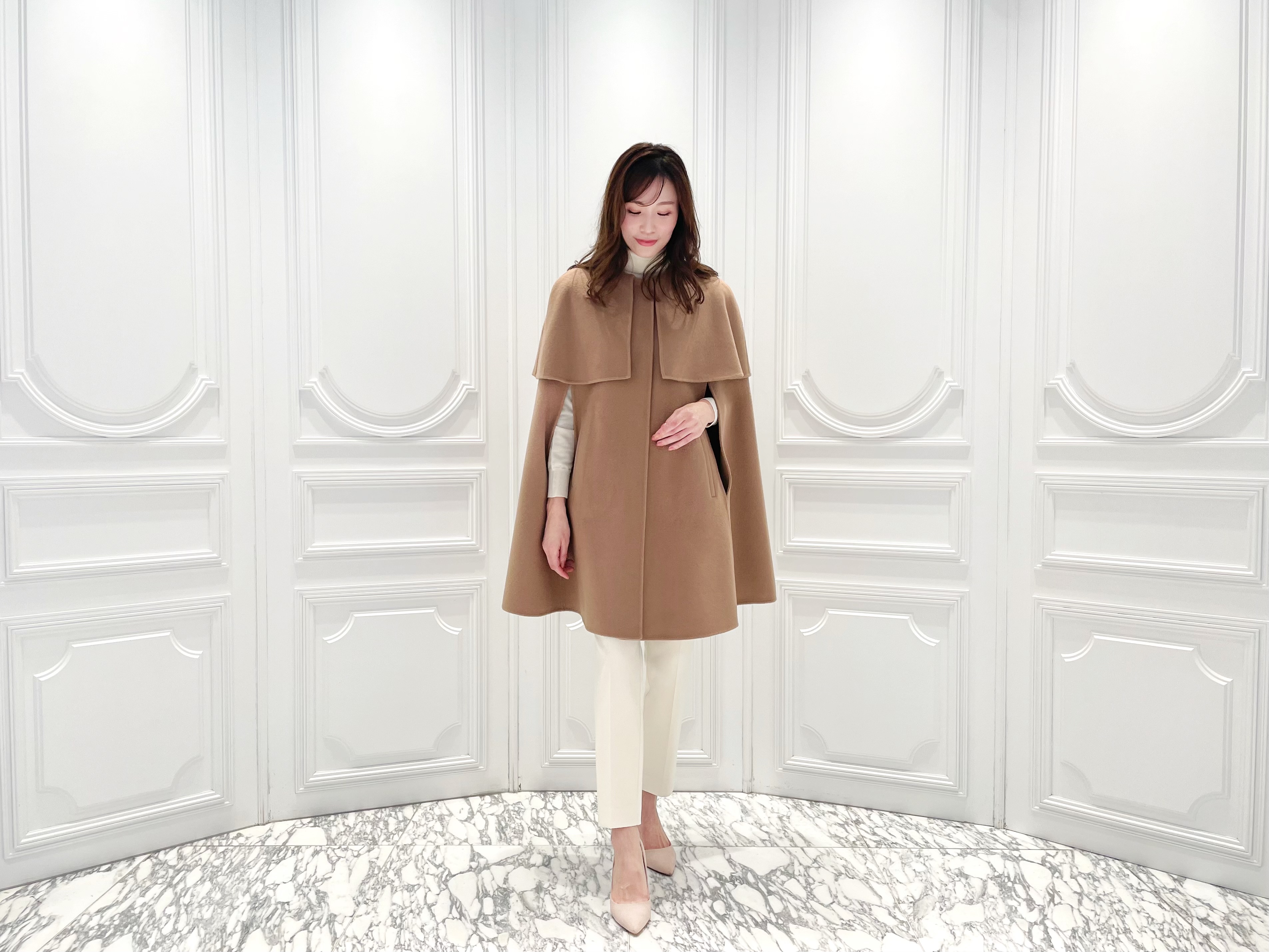 優美なシルエットが魅力！エレガントなケープコートで華やいで