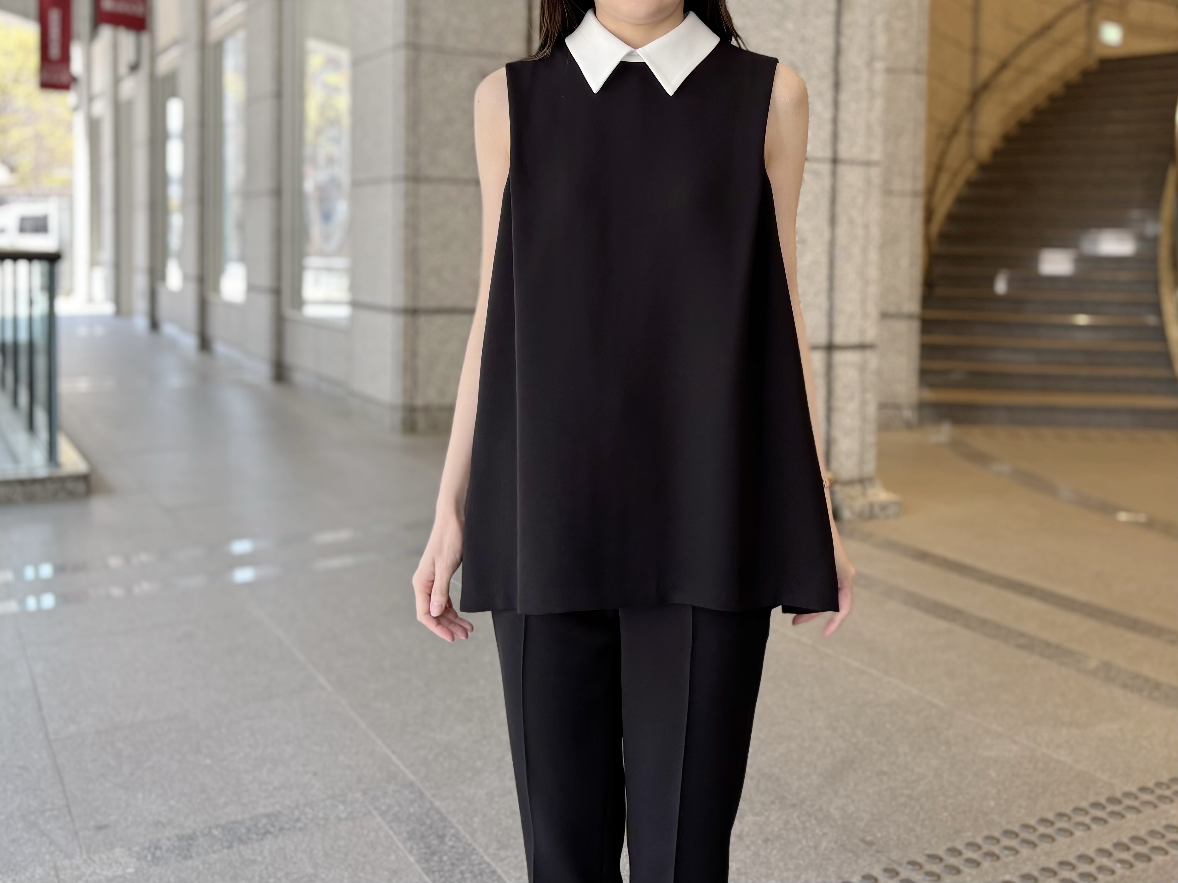 バイカラーの襟デザインがきちんと見えする！上品セットアップコーデ