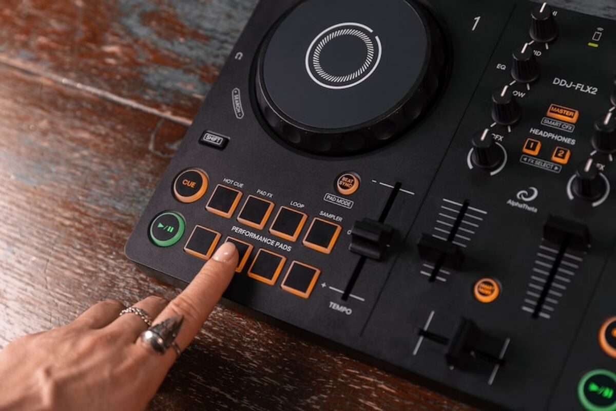 AlphaTheta-Unveils-DDJ-FLX2-