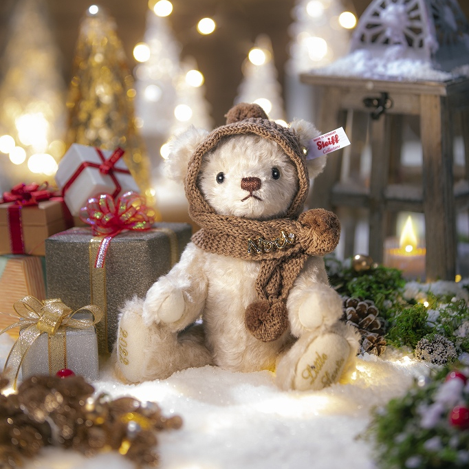 シュタイフの2022年日本限定テディベア「リトルサンタ」はホワイトで