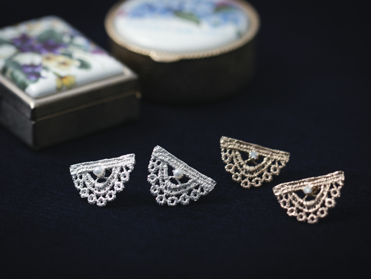 ichinose naomi/ヴィンテージレースモチーフのピアス half moon