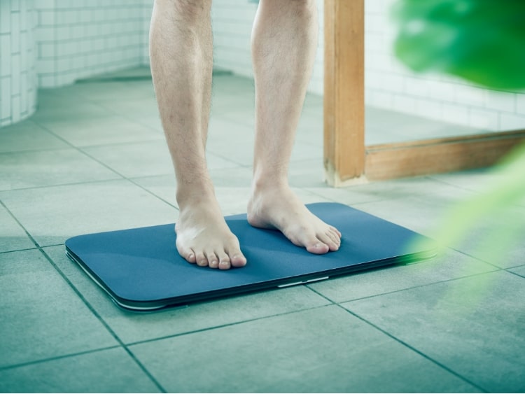 スマートバスマット -簡単に健康管理できる！乗るだけで体重が計れる