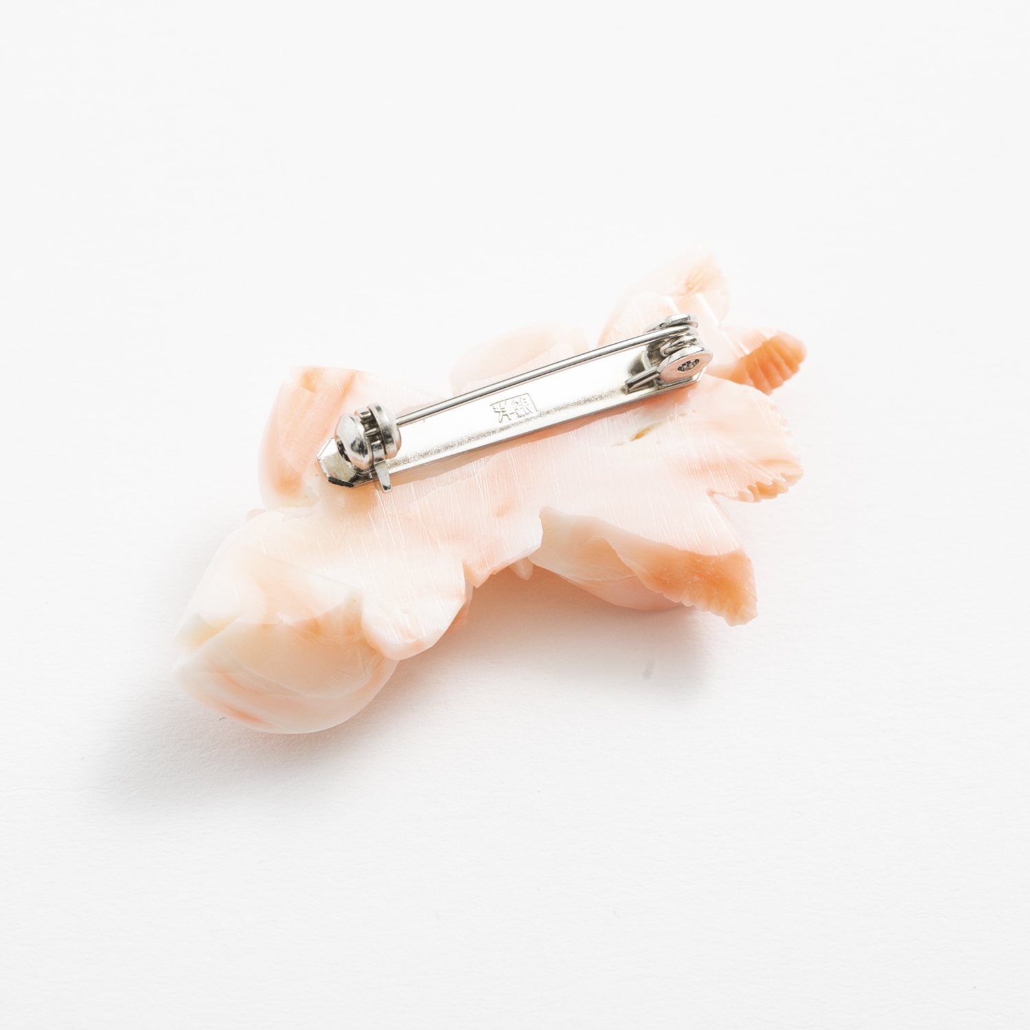 高知の珊瑚ブローチ小 椿A -【当店限定】すべて1点もの、高知から届く