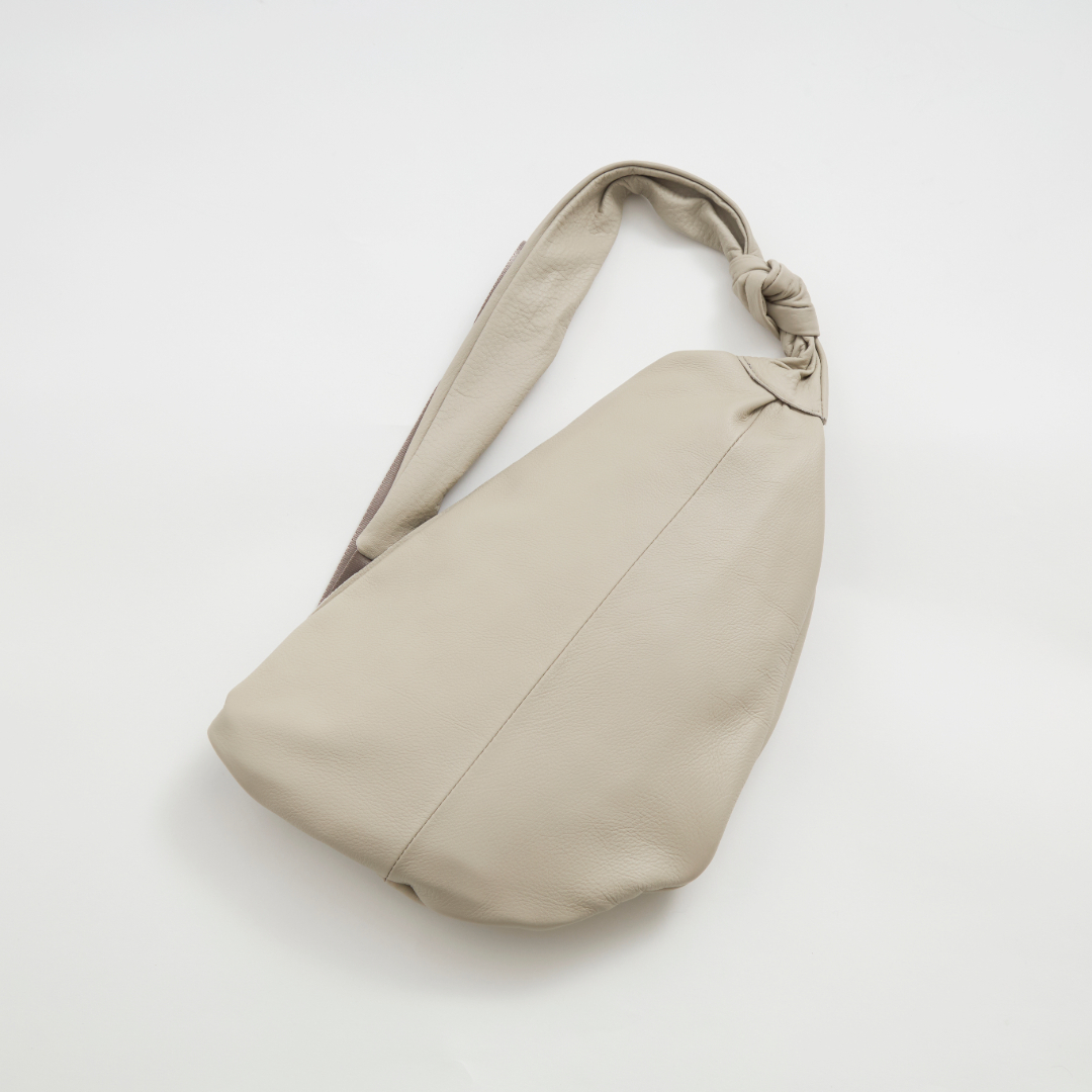 POMTATA/CANDY BODY BAG -見た目はコンパクトなのに、収納力は抜群の