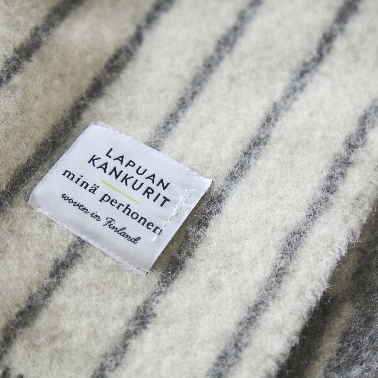 LAPUAN KANKURIT/AURORA blanket 130x180cm -雄大なオーロラを、線と