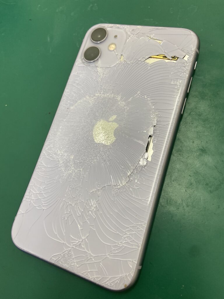 iPhone11 背面パネル割れ】そのままにしておくと非常に危険！！背面