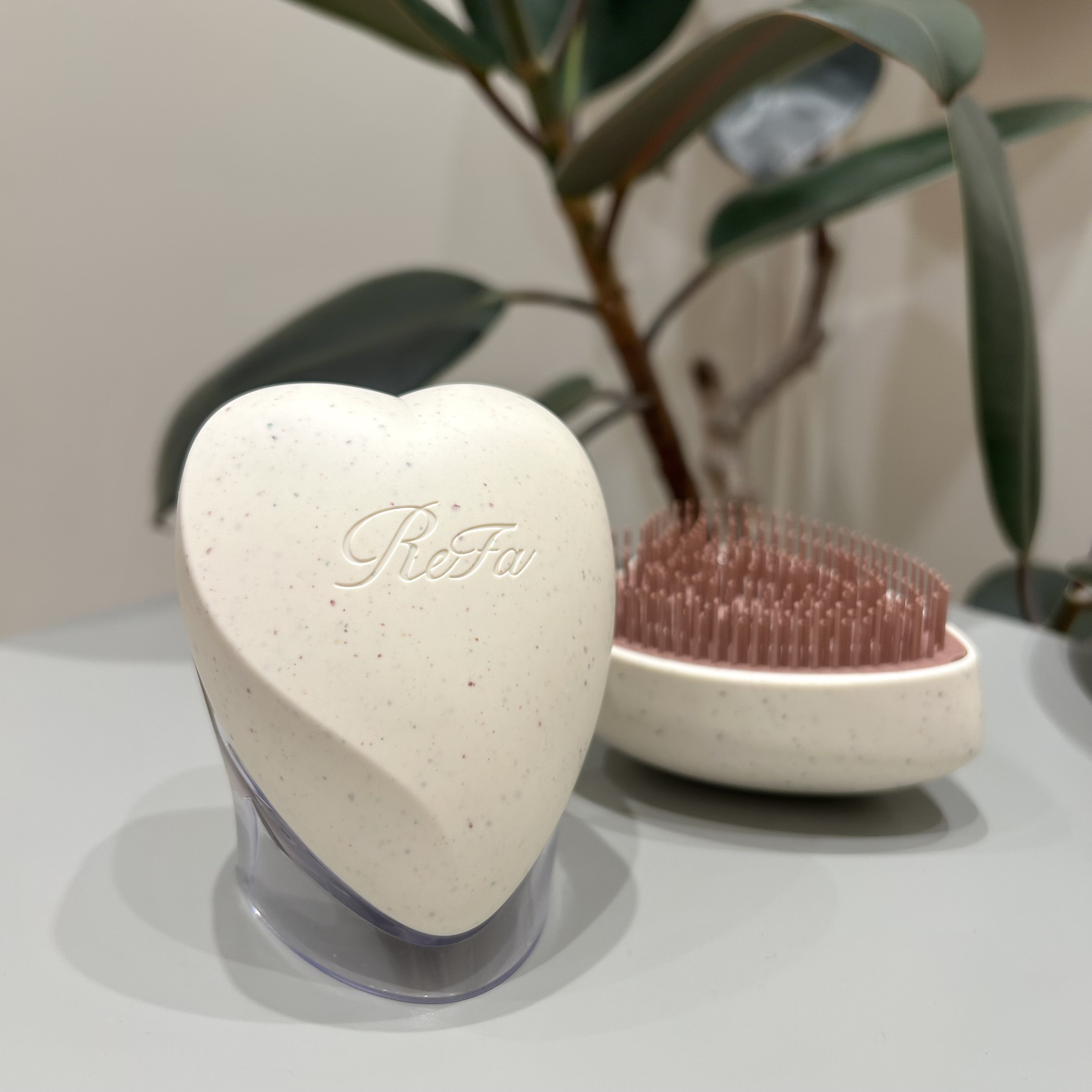 Refa ハートブラシ コスメキッチン限定カラー登場！｜ショップニュース